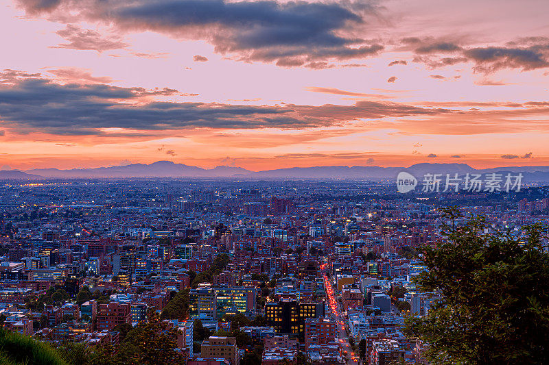 哥伦比亚，波哥大——从安第斯山脉的La Calera高地俯瞰首都的高角度全景。